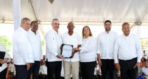 Presidente Abinader entrega 1,445 títulos de propiedad de un total de 3,300 en San Cristóbal que benefician a más de 4,800 personas