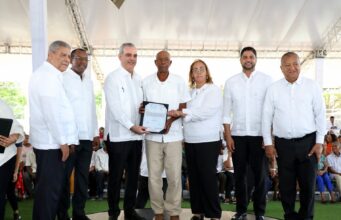 Presidente Abinader entrega 1,445 títulos de propiedad de un total de 3,300 en San Cristóbal que benefician a más de 4,800 personas